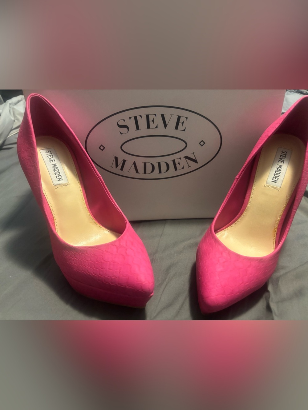Steve Madden Pink Textured Pointed-Toe Pumps Giant Fushia snake skin